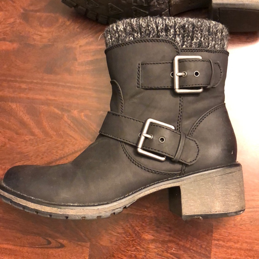 Roxy black boots with buckles and small heel